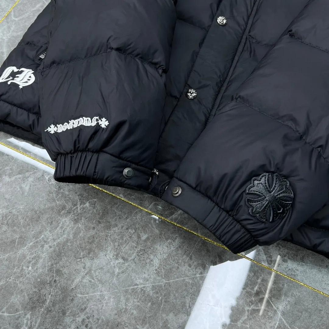P716 Chrome Hearts ❄️Winter Down Jacket Series❄️ Chrome Hearts Sanskrit Embroidery Series Hooded Down Jacket is on sale at the counter at the same time❤The hood is removable❤️Reversible. The best Guangzhou Inspection National Standard 90 down jacket on the market! ! The world’s highest fluffiness of 900D! ! High standard and sufficient down filling! ! Windproof and waterproof special custom-made fabric on the outside High-grade matte liner lining on the inside to prevent linting Original hardware molding Tajima machine leather embroidery process Can be worn casually or formally